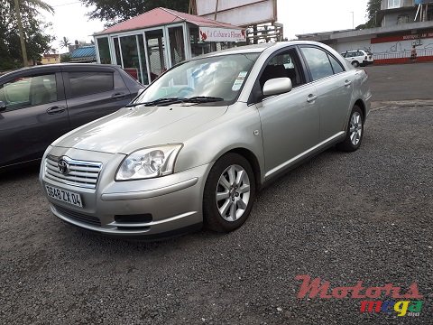 2004' Toyota Avensis photo #4