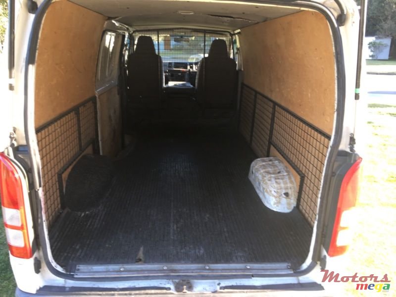 2005' Toyota Hiace photo #2