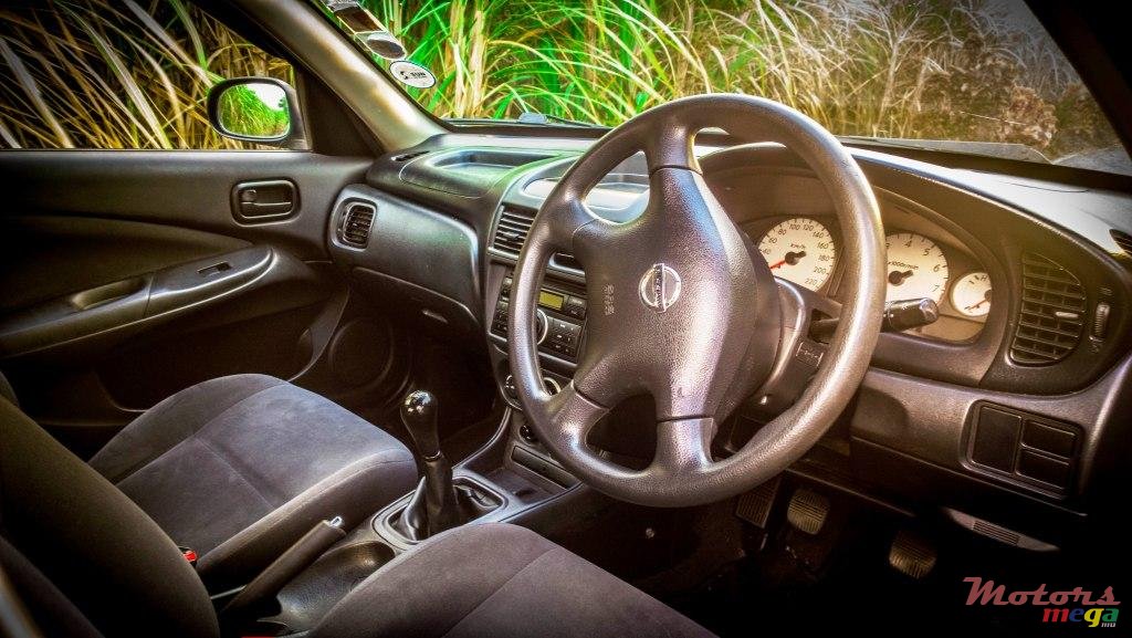 2010' Nissan Sunny photo #3