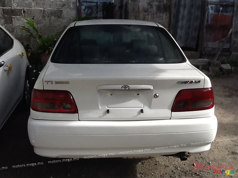 2001' Toyota Saloon  photo #1