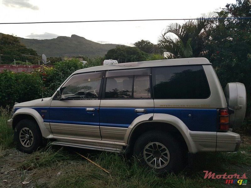 1993' Mitsubishi Pajero photo #1