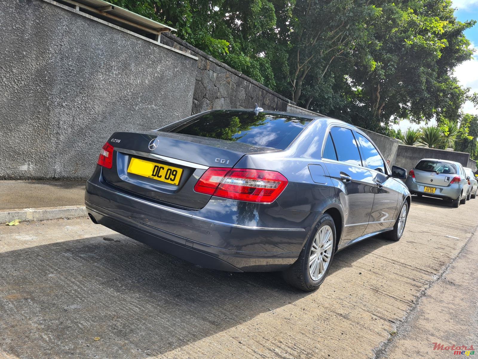 2009' Mercedes-Benz E250 automatic photo #4