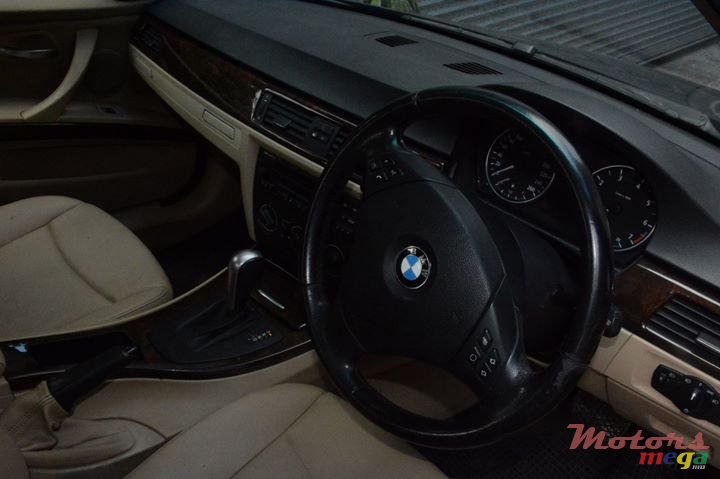2005' BMW 3 Series 320i photo #3