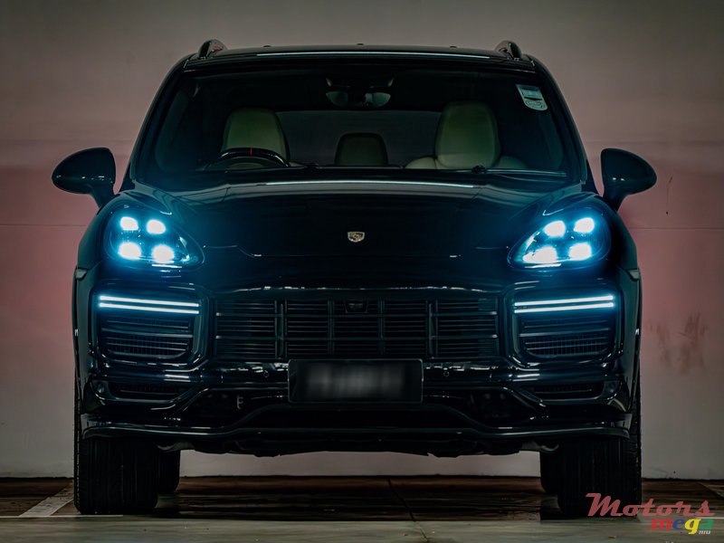 2022' Porsche Cayenne photo #2