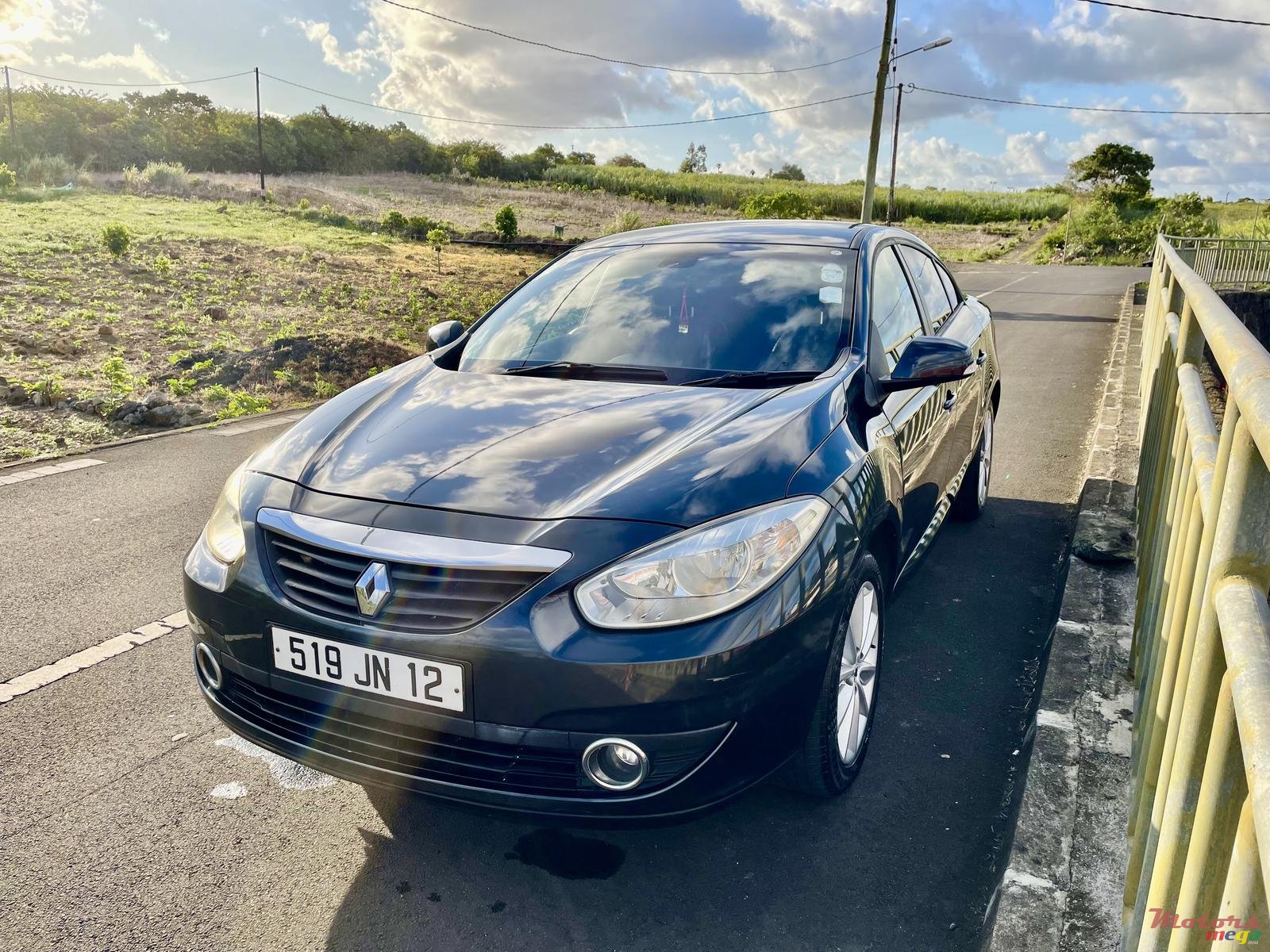 2012' Renault Fluence photo #2
