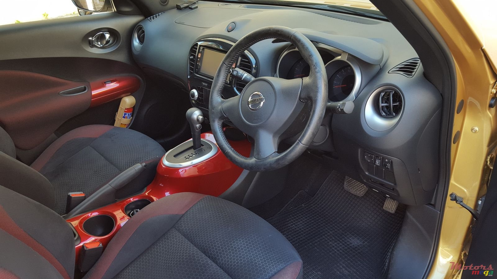 2013' Nissan Juke Hatchback photo #3