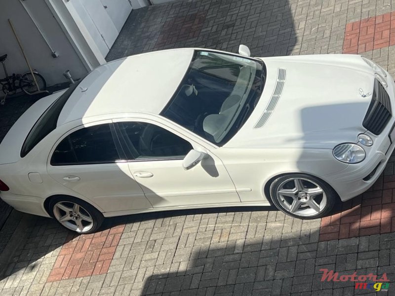2009' Mercedes-Benz 200E photo #2