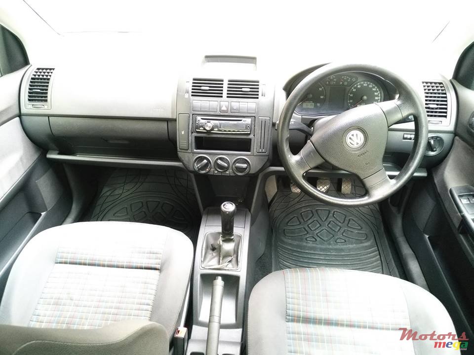 2009' Volkswagen Polo photo #5