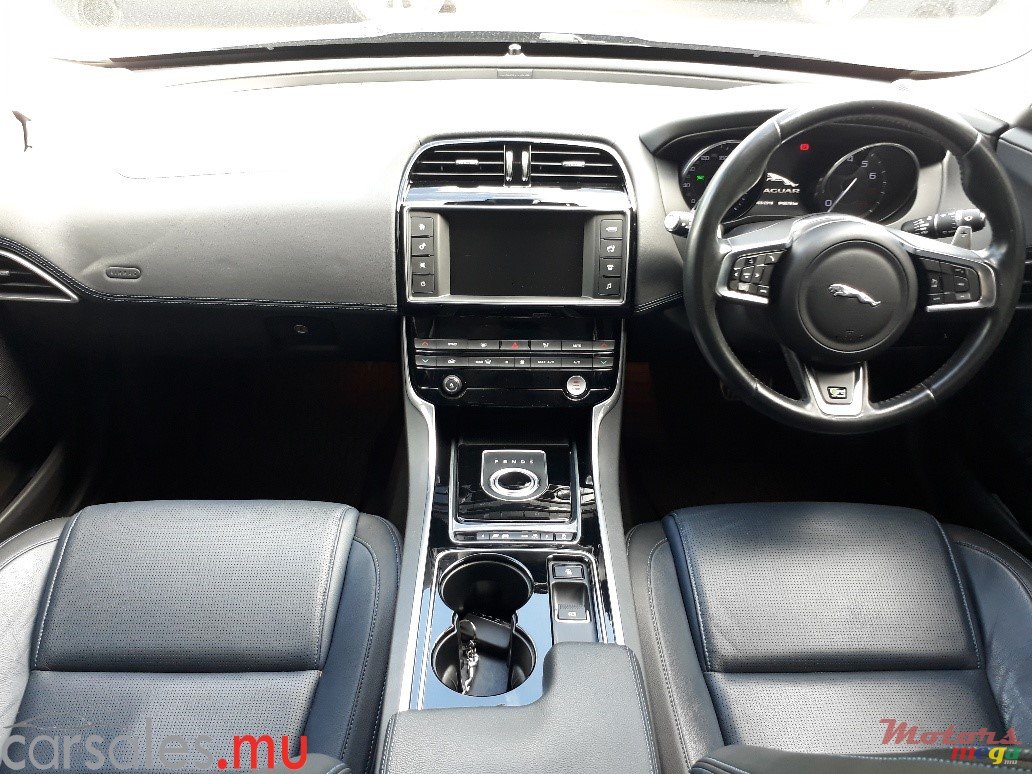 2016' Jaguar XE 25t R-Sport photo #6