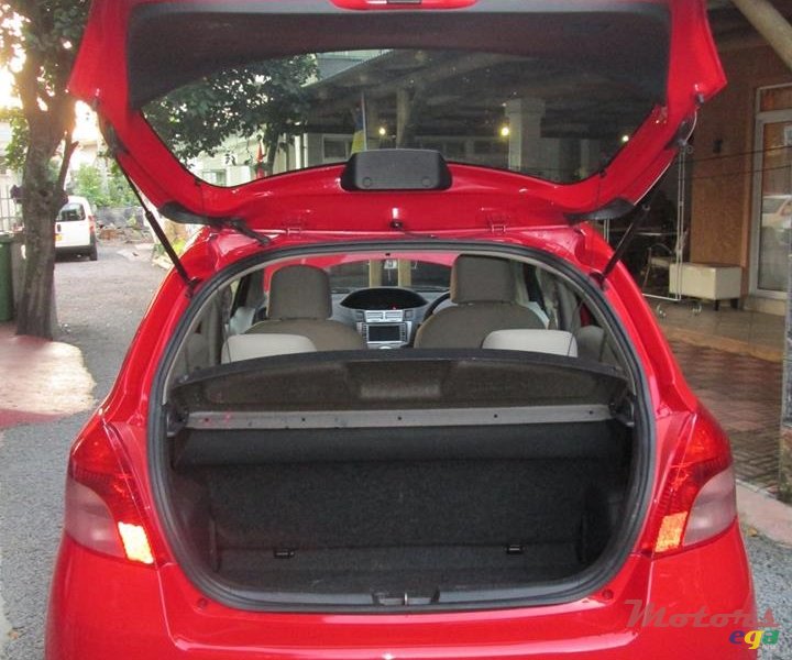 2006' Toyota Vitz photo #7