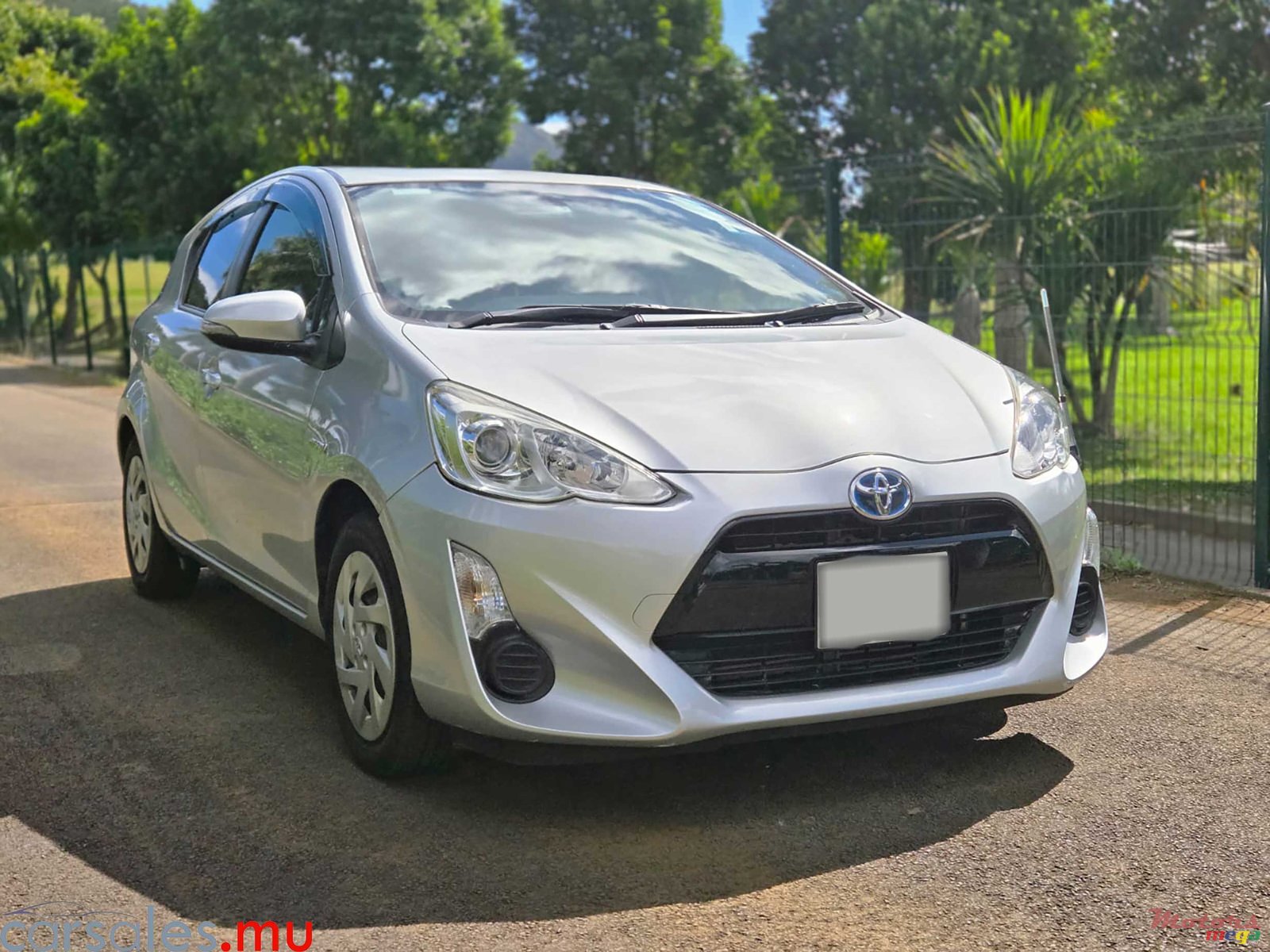 2017' Toyota Aqua 1.5 Hybrid photo #2