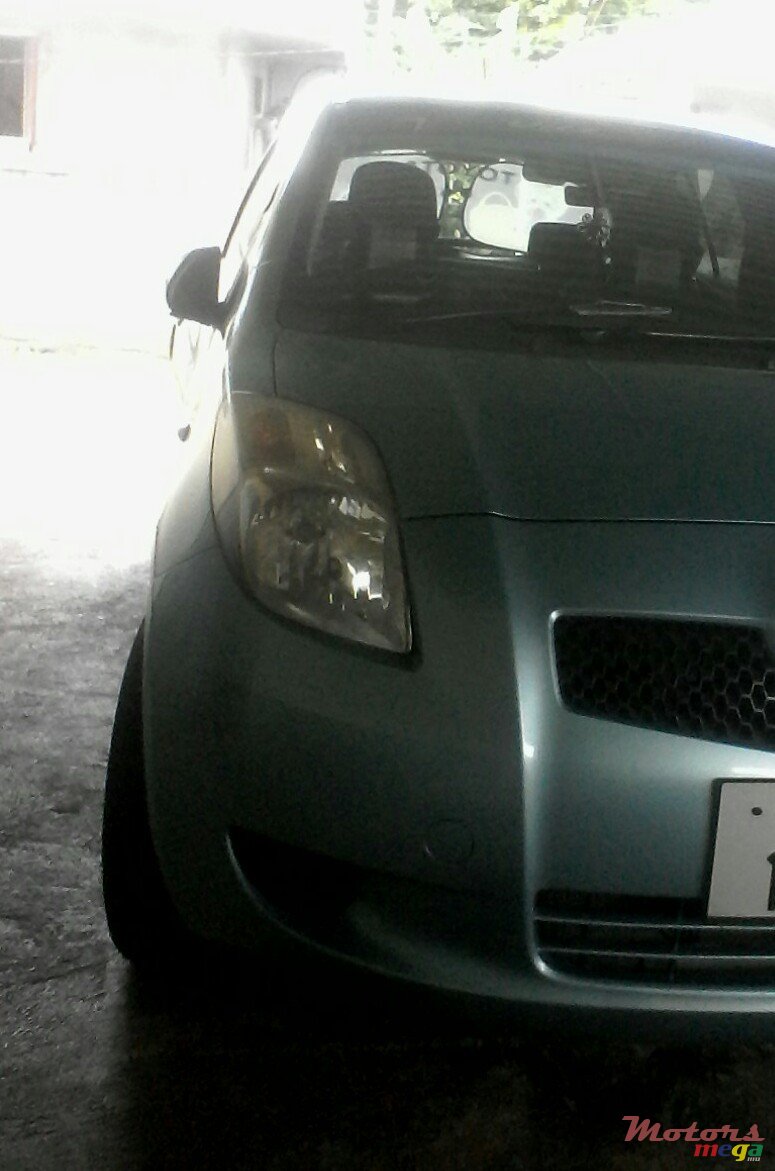 2005' Toyota Vitz photo #1