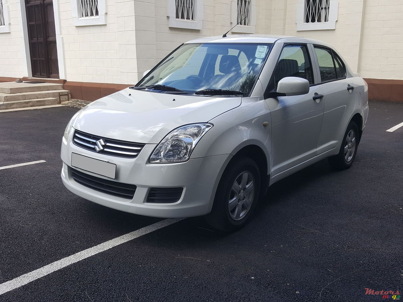 2009' Suzuki Swift Dzire photo #2