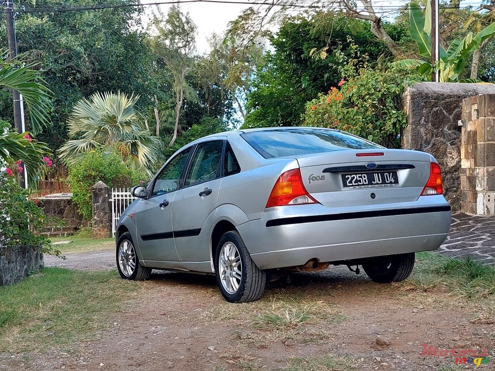 2004' Ford Focus photo #2