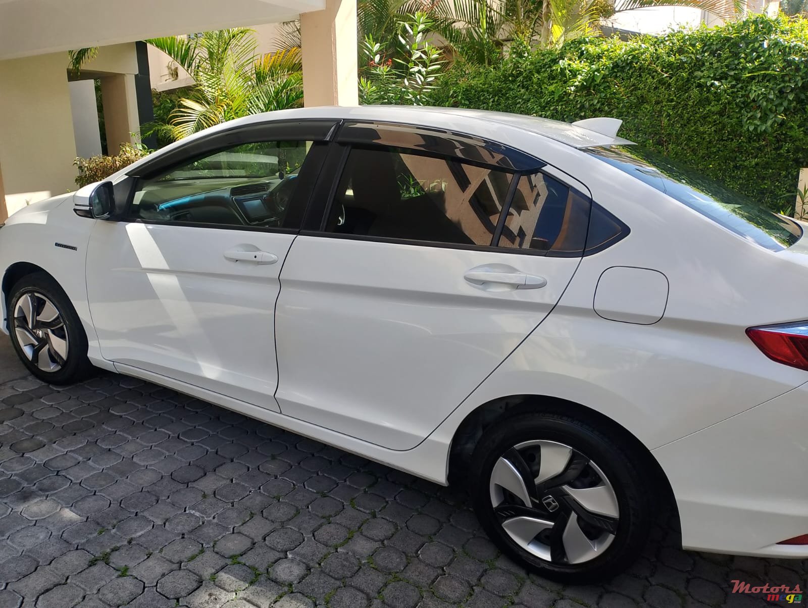 2016' Honda Grace photo #2