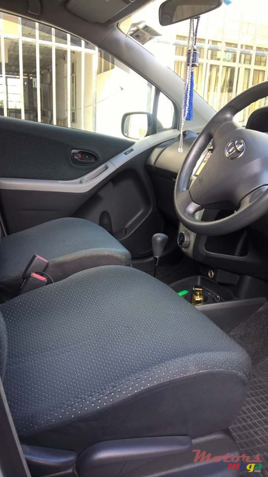 2007' Toyota Vitz photo #2