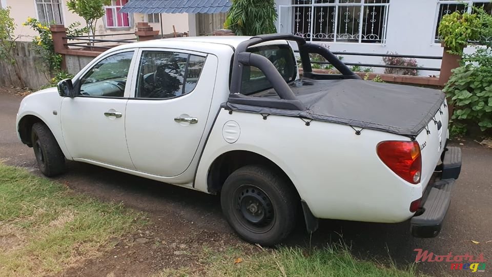 2011' Mitsubishi L 200 Sportero photo #2