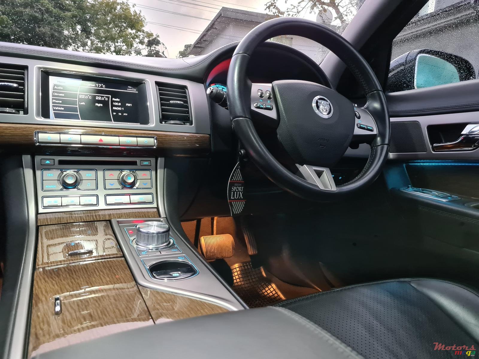 2010' Jaguar Xf S photo #5