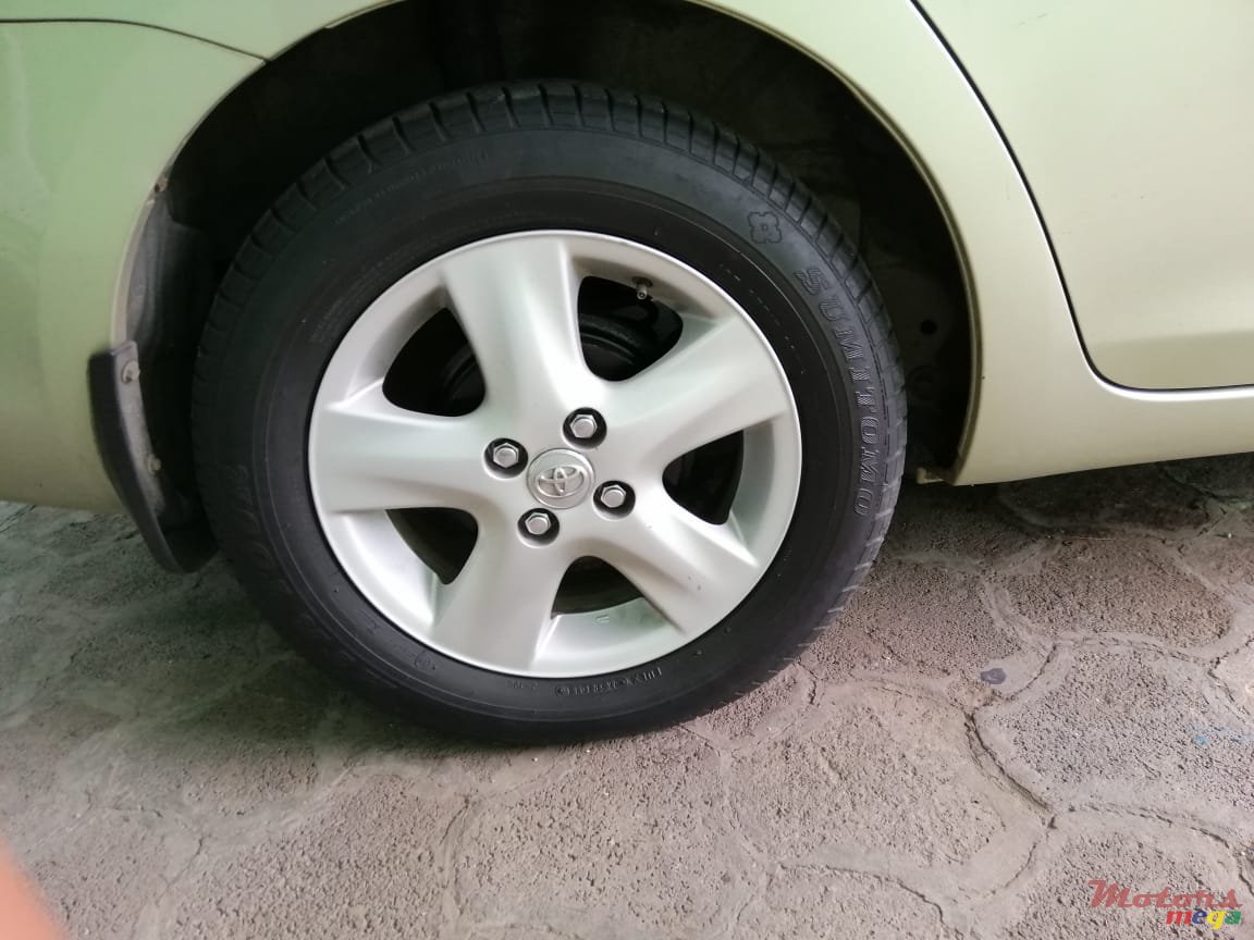 2008' Toyota Yaris photo #3