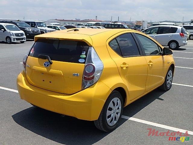 2013' Toyota Prius photo #2