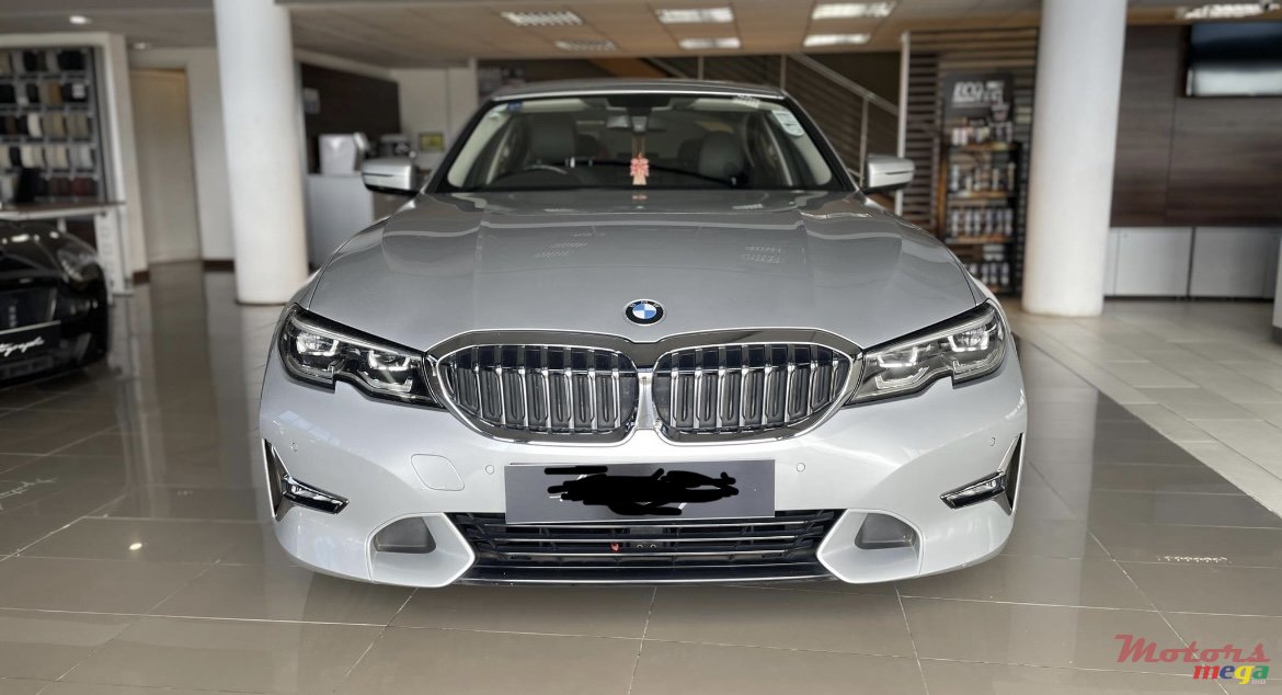 2020' BMW 3 Series Sedan photo #3