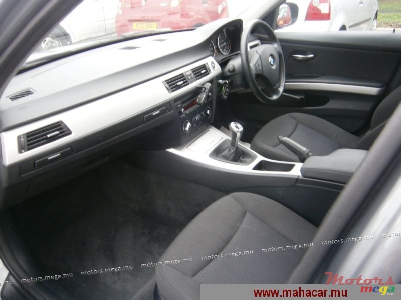 2011' BMW 3 Series 318 i photo #3