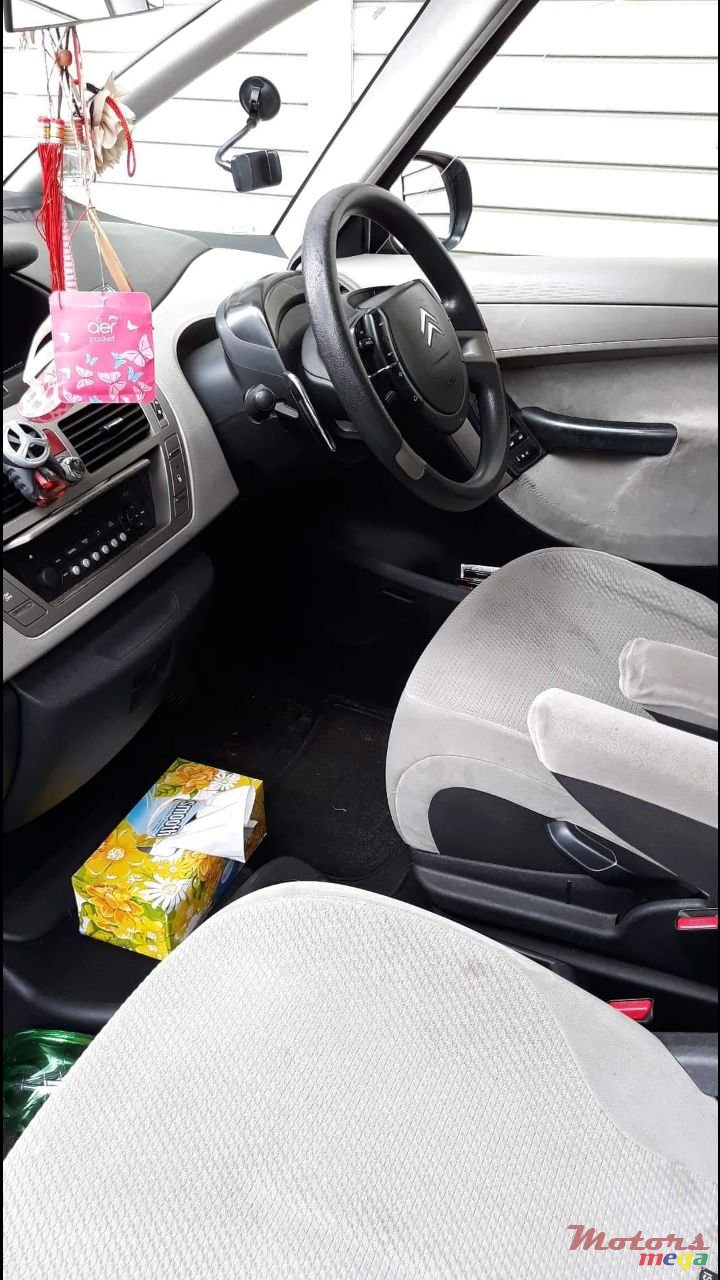 2008' Citroen C4 Picasso photo #3