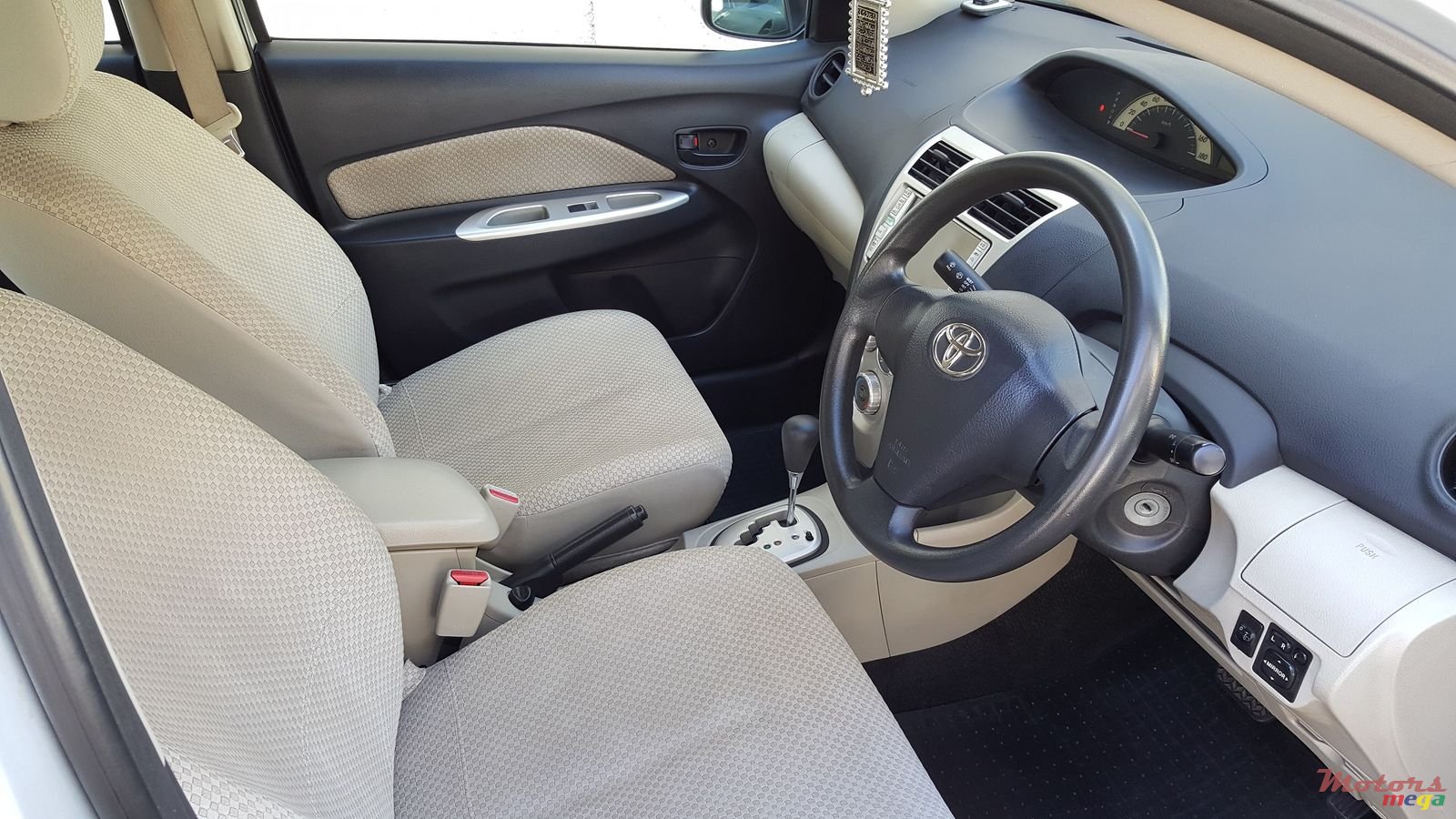 2006' Toyota Belta photo #4