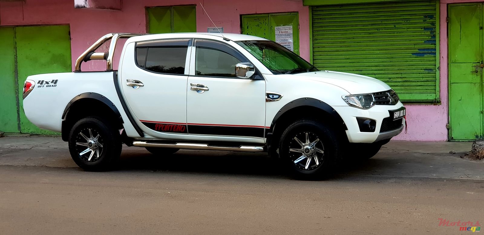 2011' Mitsubishi Triton photo #1