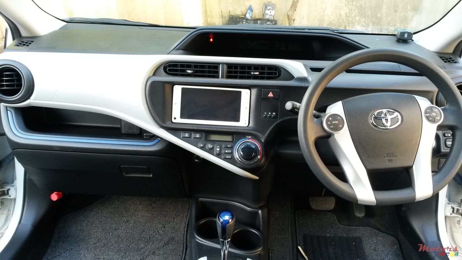 2014' Toyota Prius c Aqua photo #6