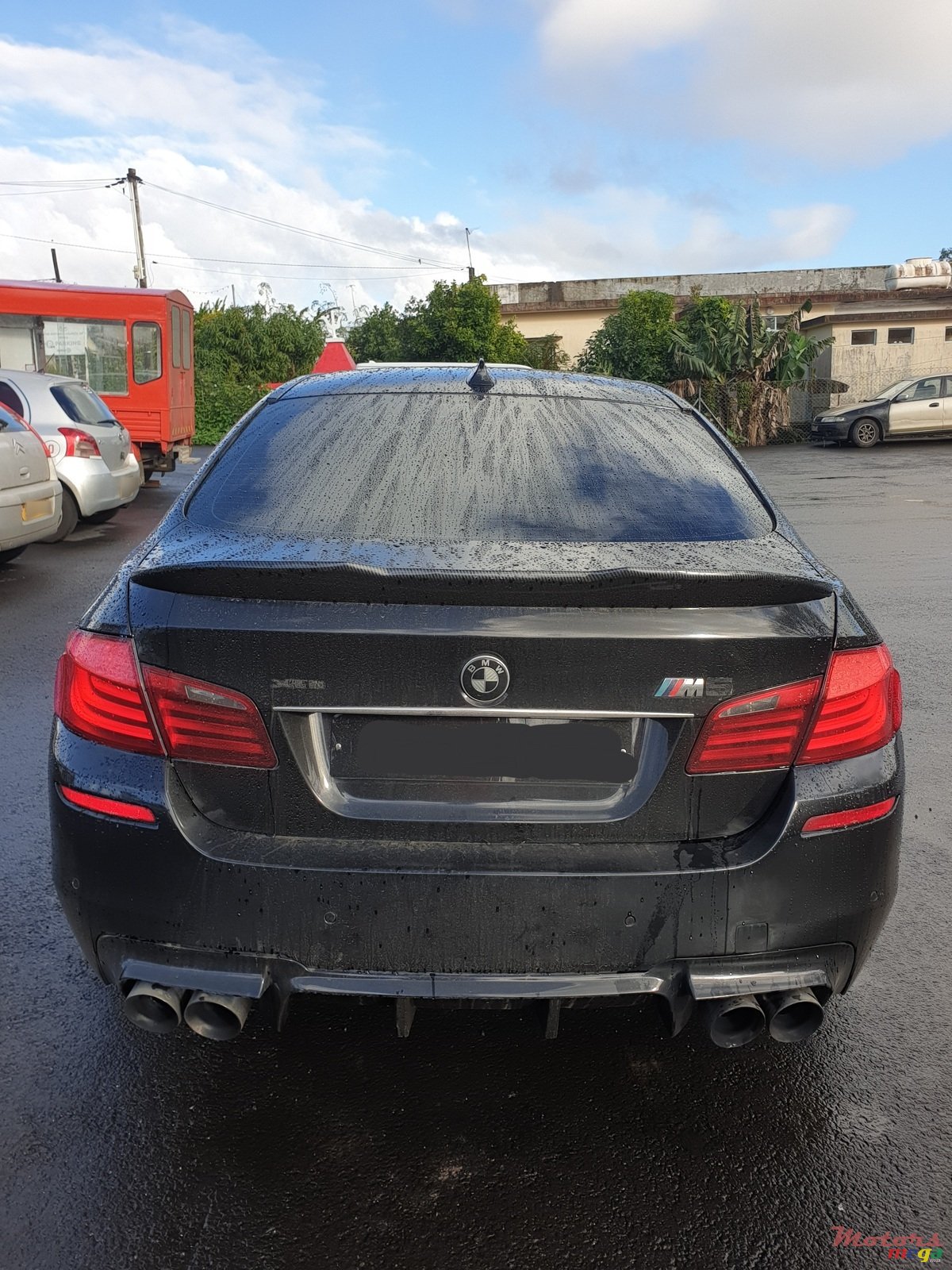 2011' BMW 5 Series photo #2