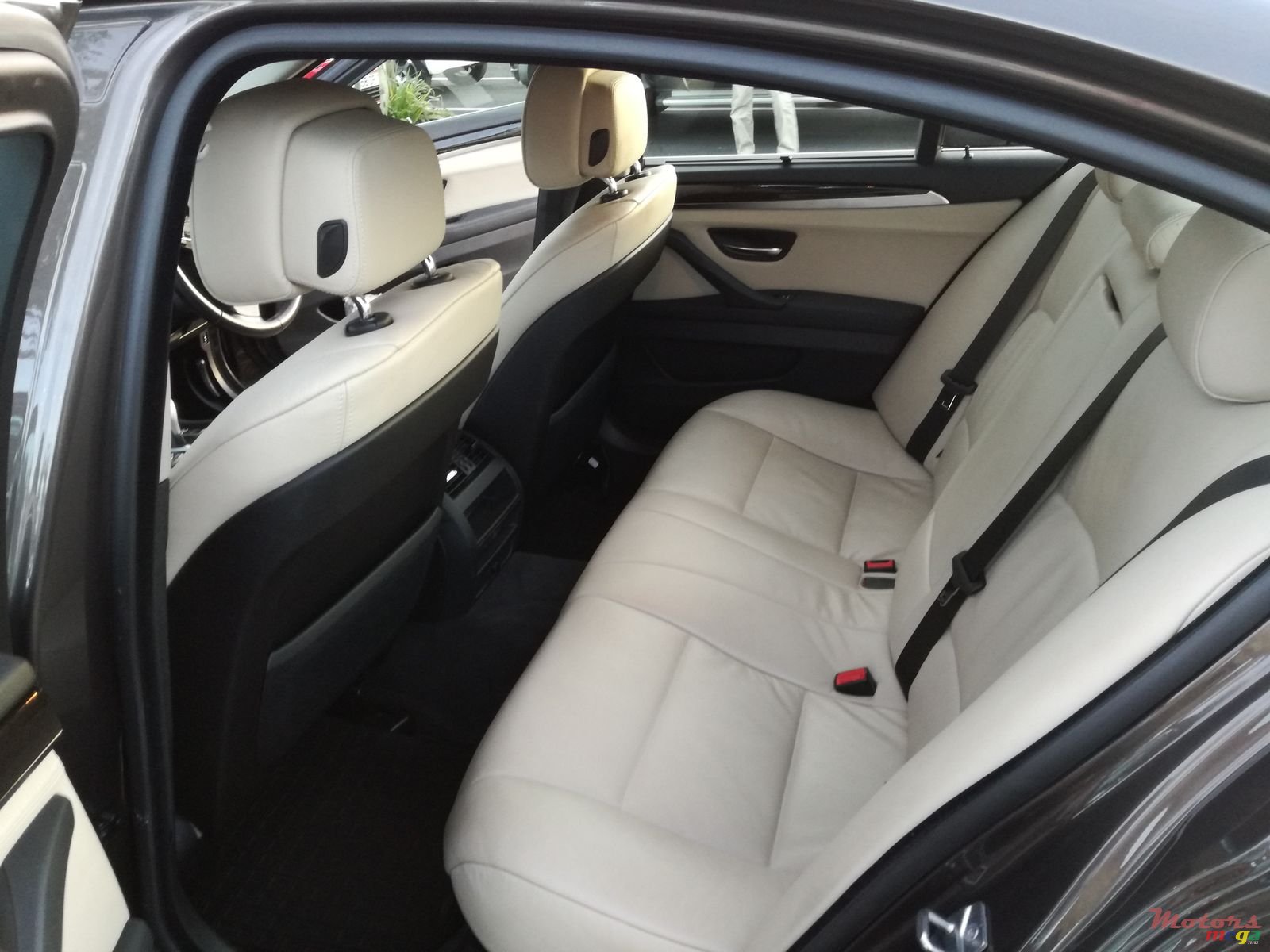 2011' BMW 523 photo #6