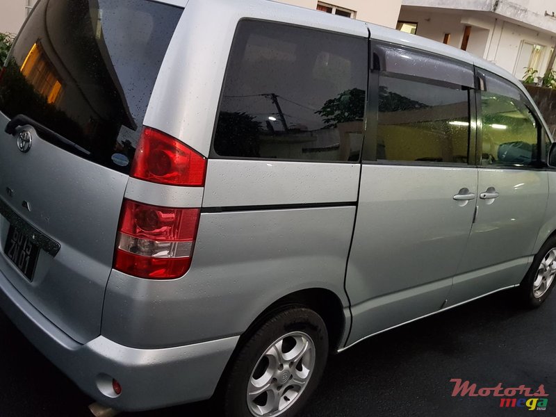 2001' Toyota Noah photo #3