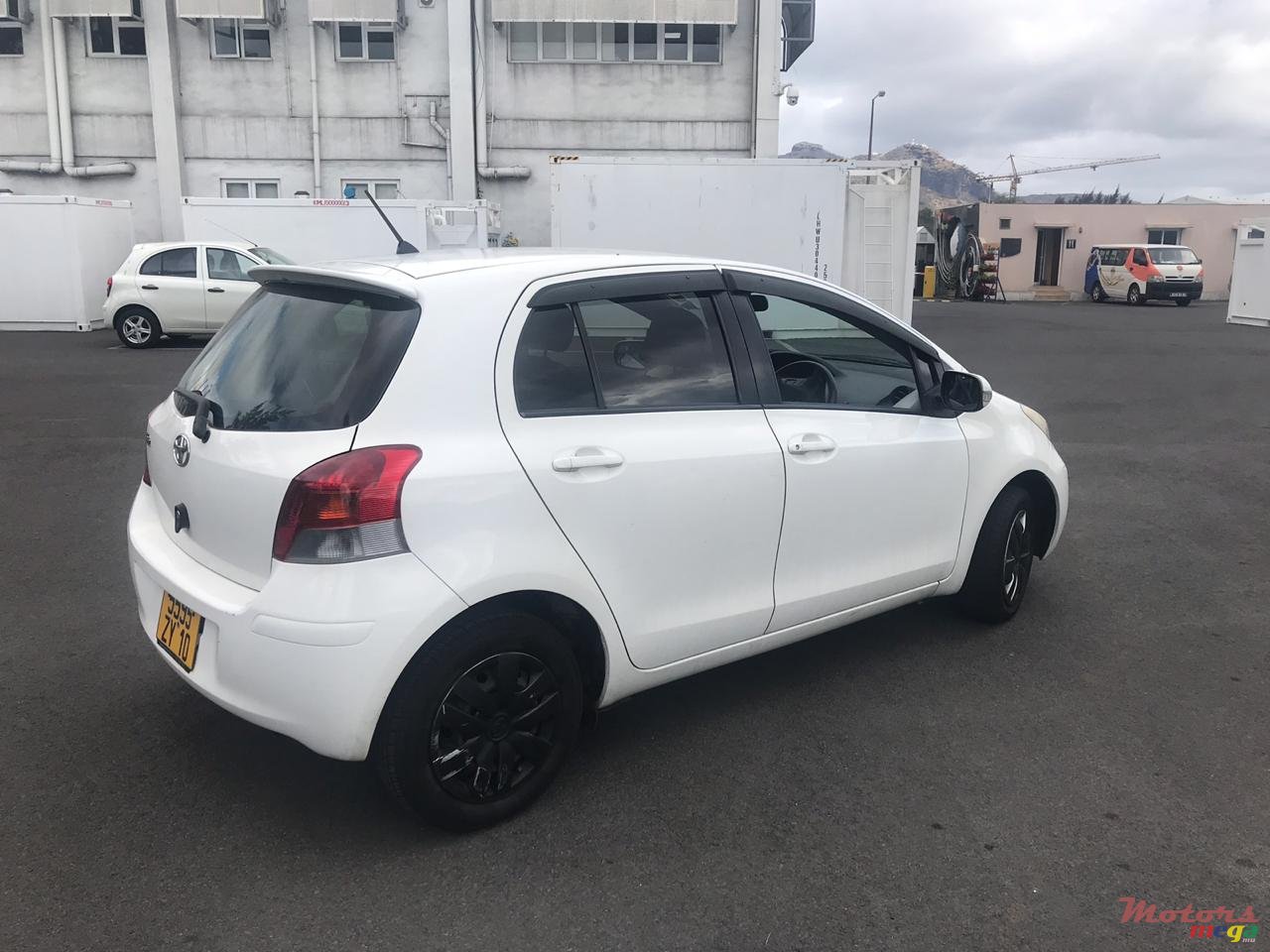 2010' Toyota Vitz photo #3