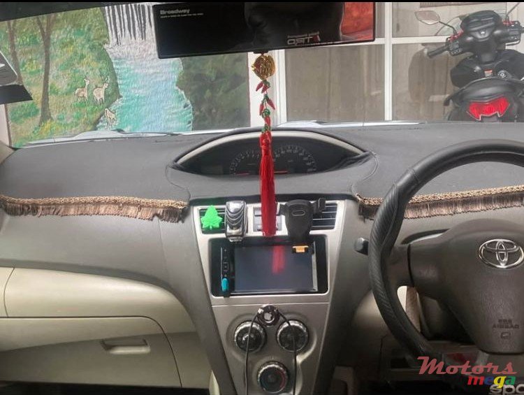 2012' Toyota Yaris photo #4