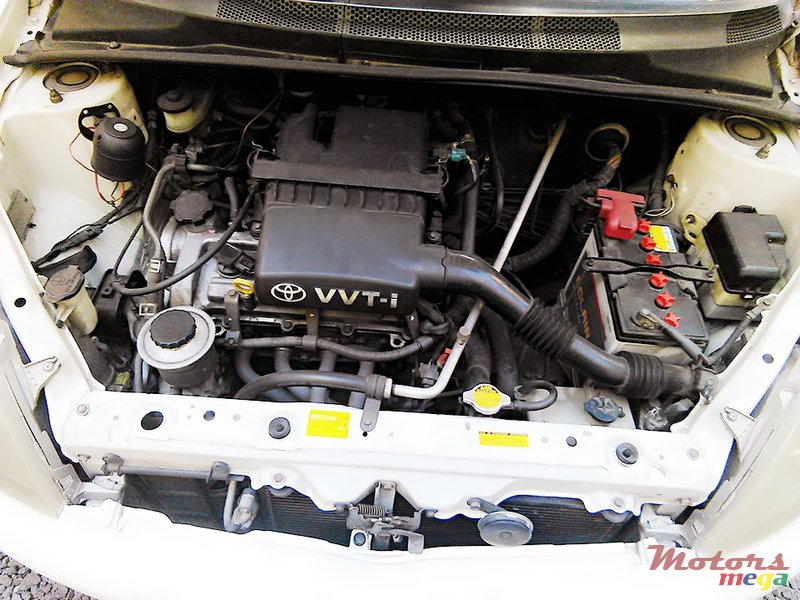 2000' Toyota Vitz photo #4