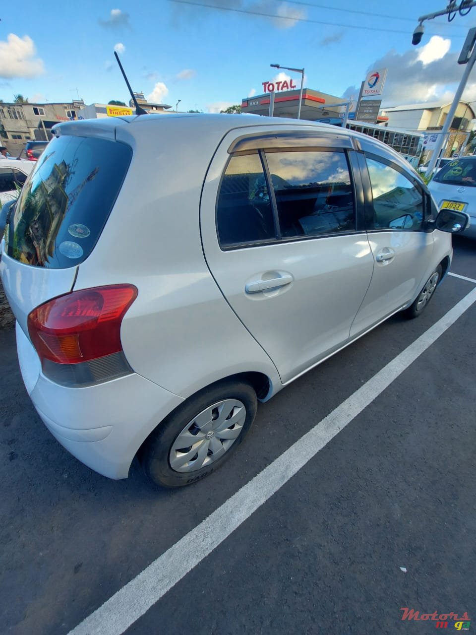 2009' Toyota Vitz photo #3