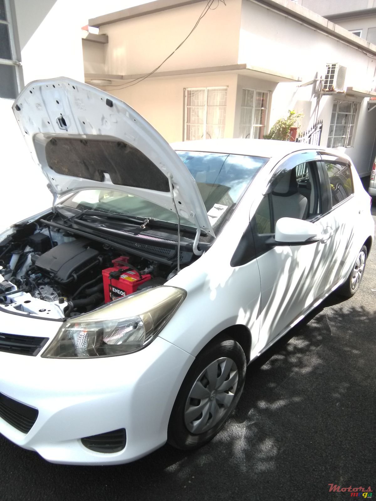 2011' Toyota Vitz photo #2