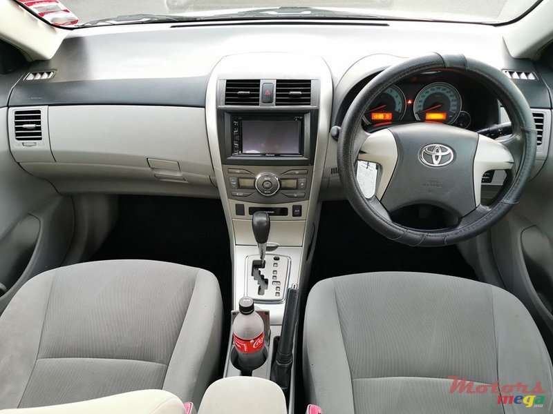 2013' Toyota Corolla GLi photo #3