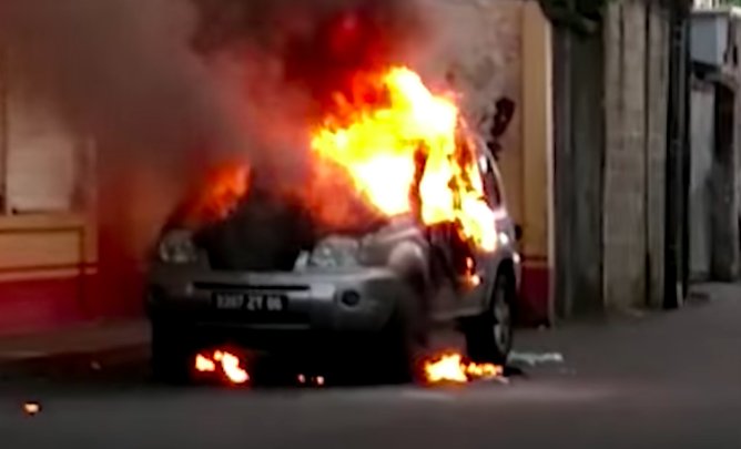 À Sainte-Croix: une voiture ravagée par les flammes