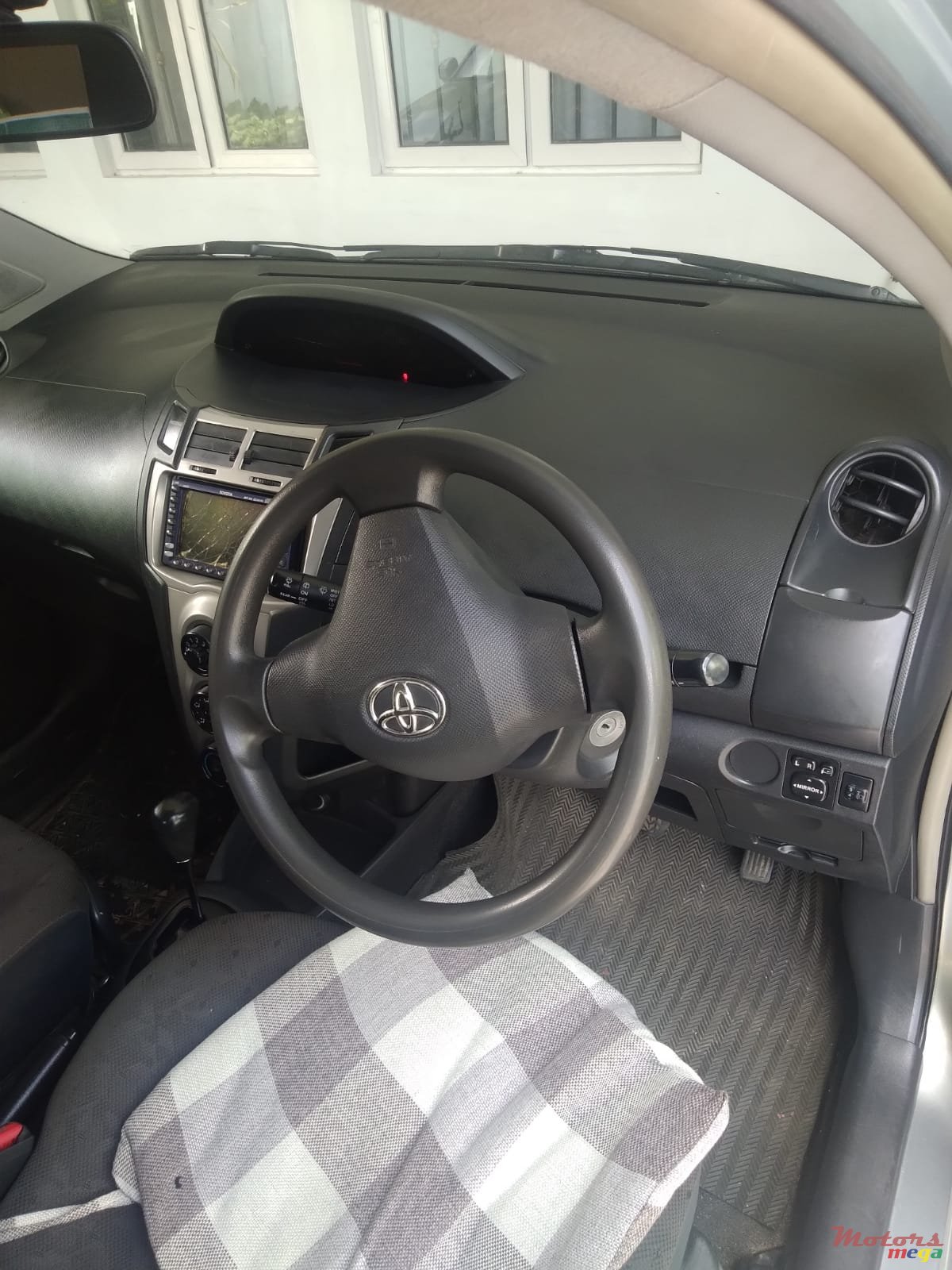 2008' Toyota Vitz photo #3