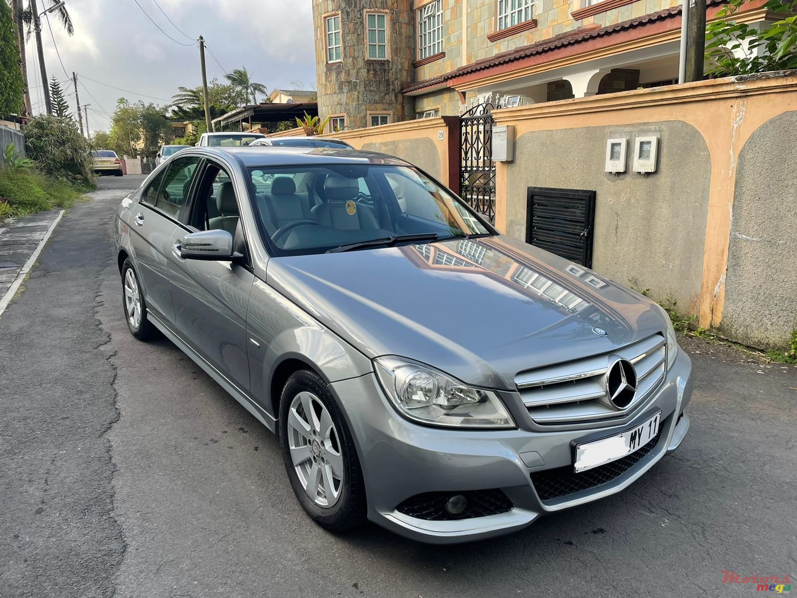 2011' Mercedes-Benz C-Class photo #1