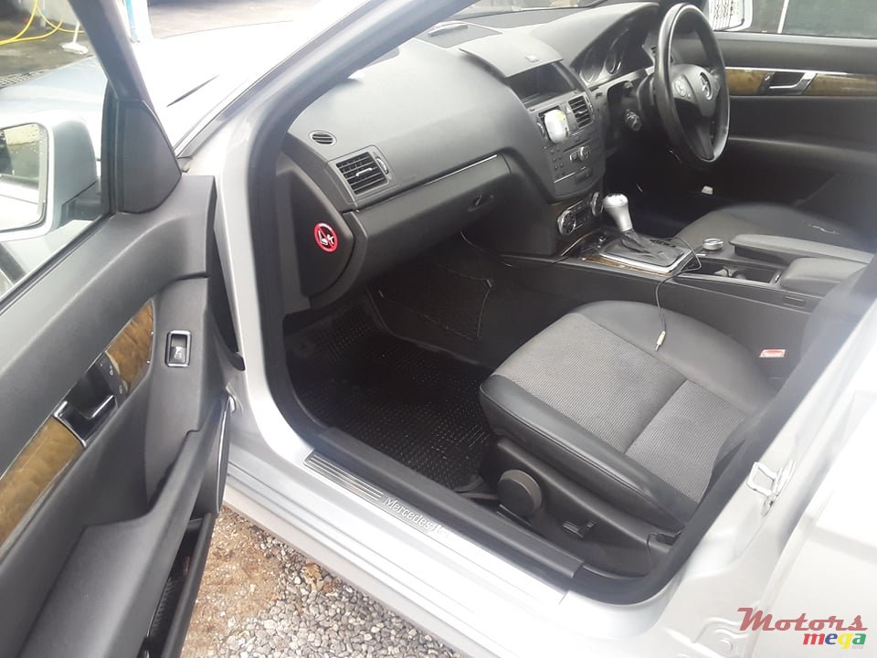 2010' Mercedes-Benz photo #2