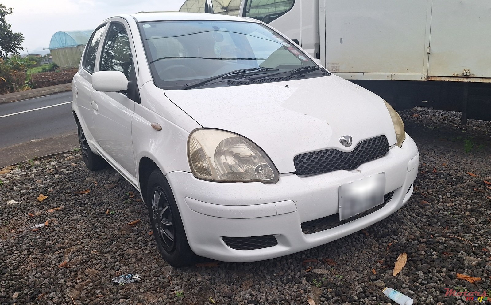 2005' Toyota Vitz photo #2