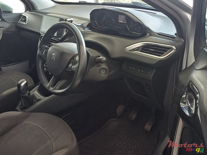 2013' Peugeot 208 photo #5