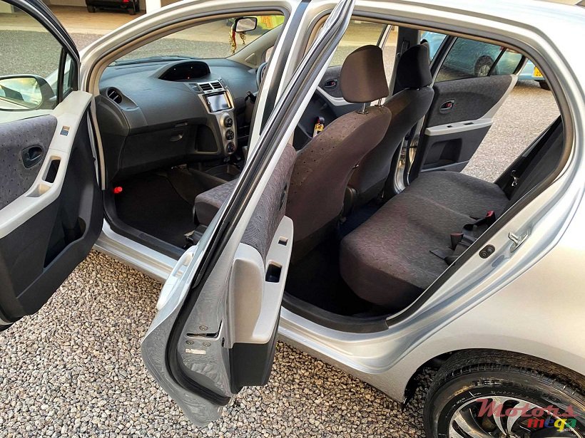 2009' Toyota vitz 1300cc photo #4