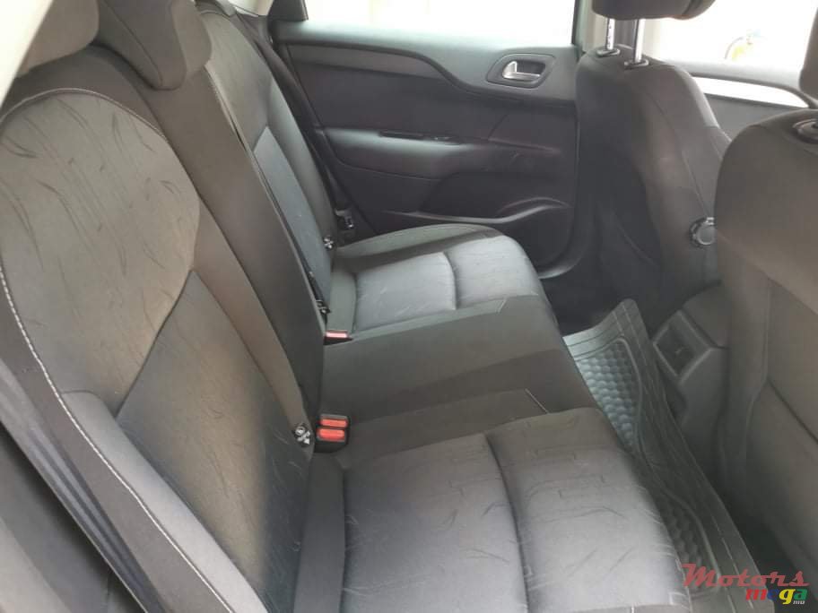 2015' Citroen C4 photo #2