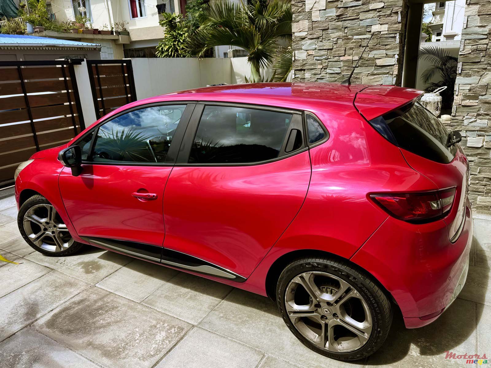 2015' Renault Clio photo #2