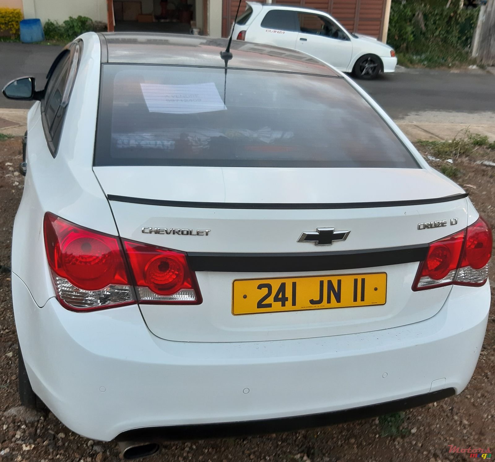 2011' Chevrolet Cruze photo #3