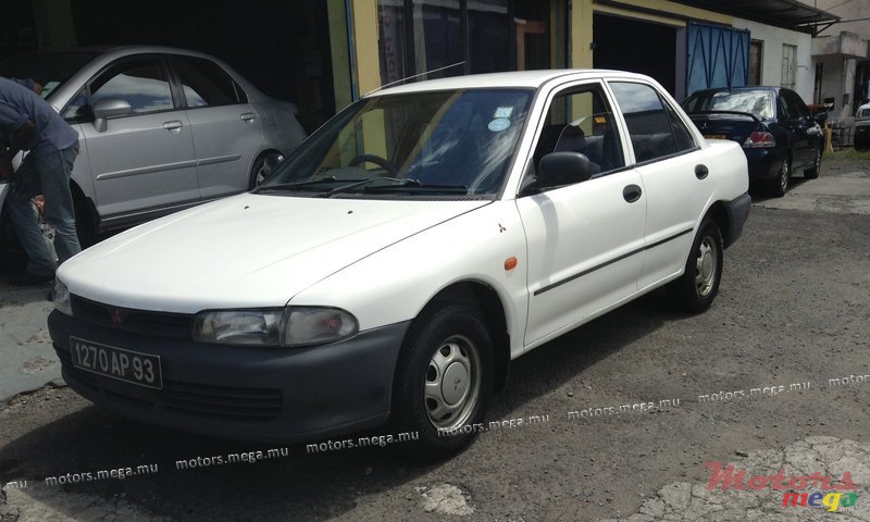 1993' Mitsubishi Lancer GL photo #2